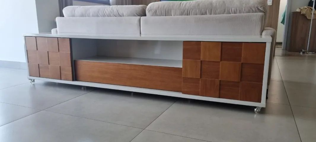 Rack para TV estilo clássico com 1 gaveta central e 2 portas laterias de correr