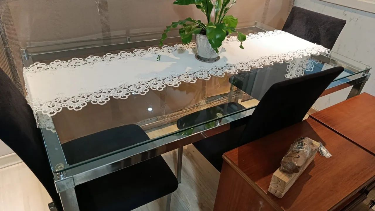 Mesa de vidro e inox, com 4 cadeiras  - Foto 2