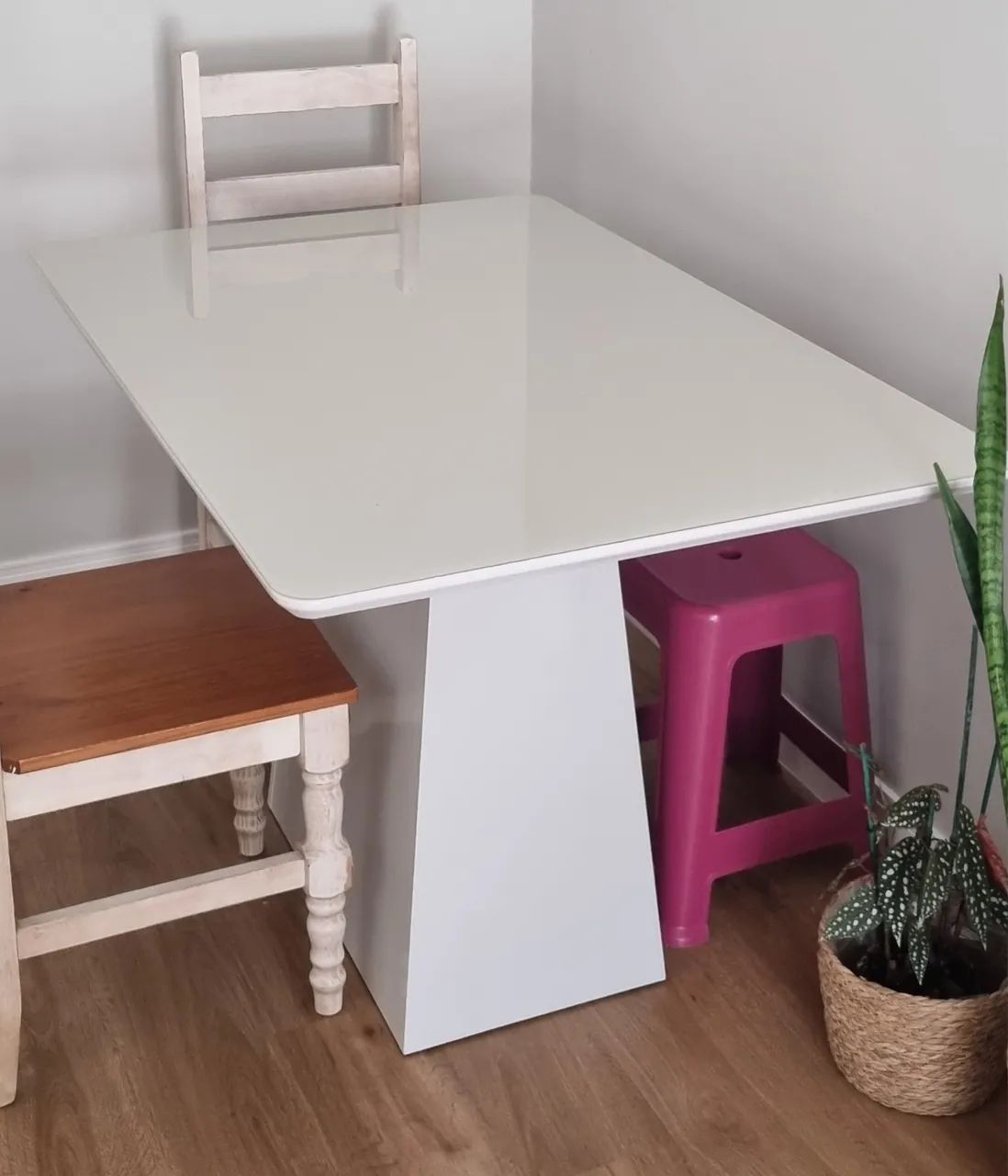 Mesa branca com tampo de vidro