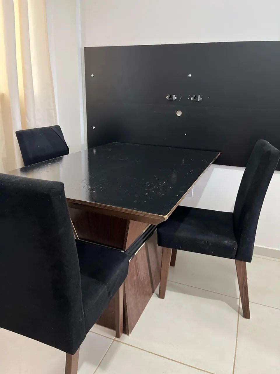 Mesa com 4 cadeiras + painel (50 polegadas)