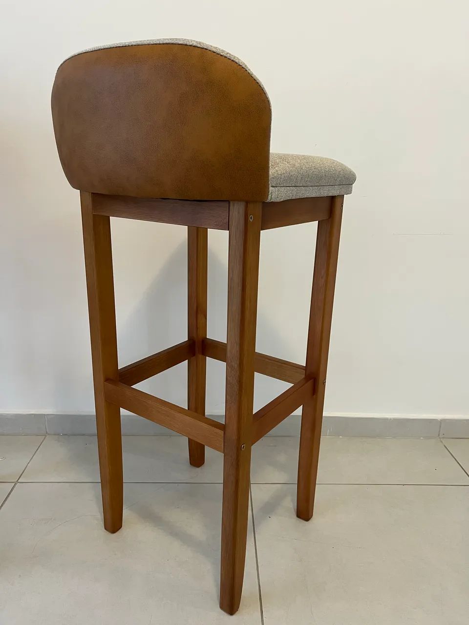 Banquetas em madeira e linho