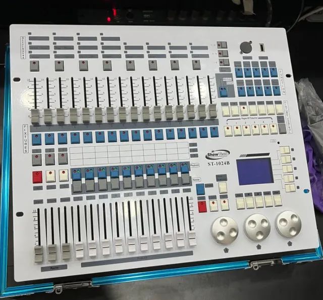 Mesa DMX 1024 com case / ST-1024B