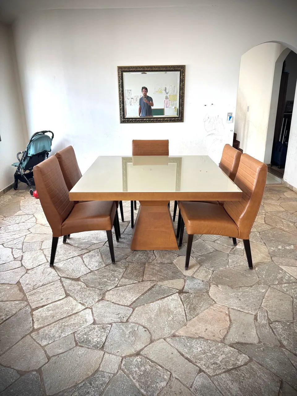 Mesa de jantar e cadeiras 