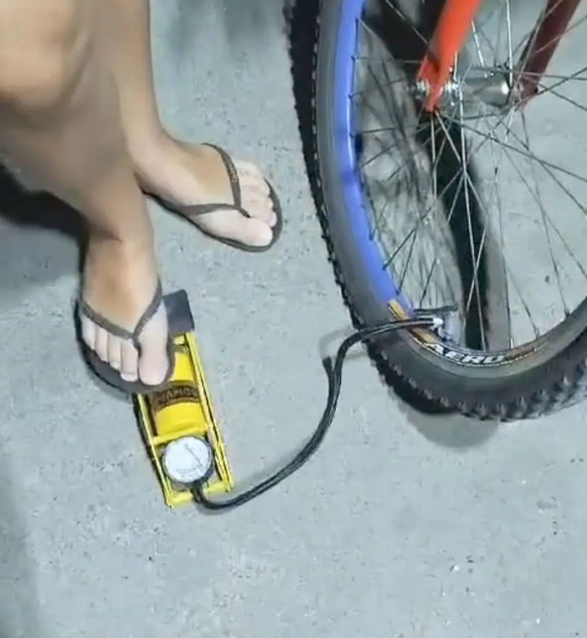 Bomba de Ar para carro, bicicleta e bola - Foto 2