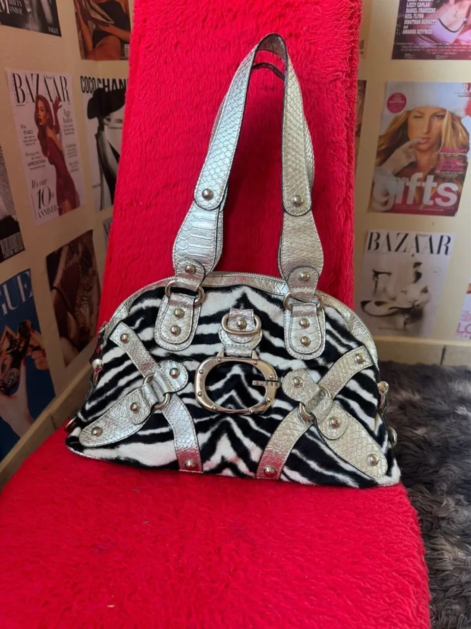 Bolsa Guess Pelinhos Zebra - Foto 4