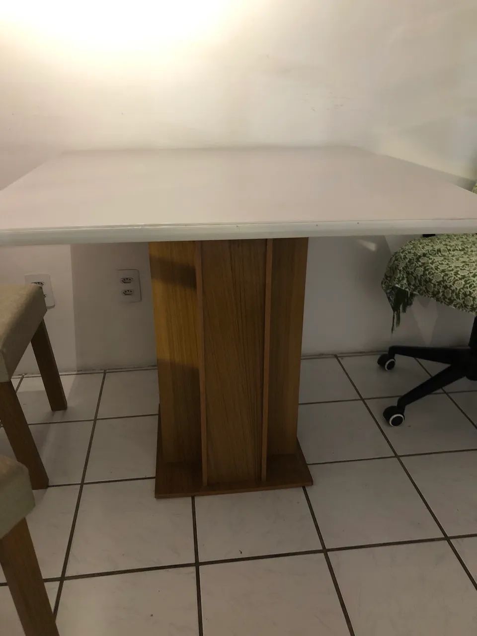 Mesa super resistente. Base de madeira e tampo de vidro. 