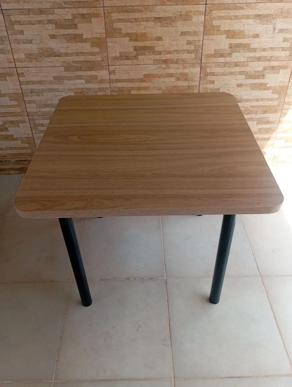 Mesa com base de metal e tampo de MDF  - Foto 3