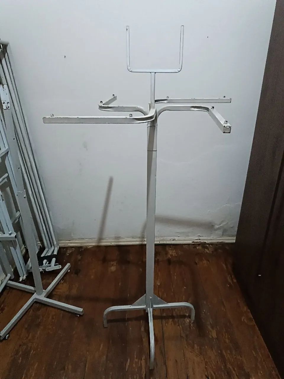 Araras de chão pra lojas de roupas  - Foto 2