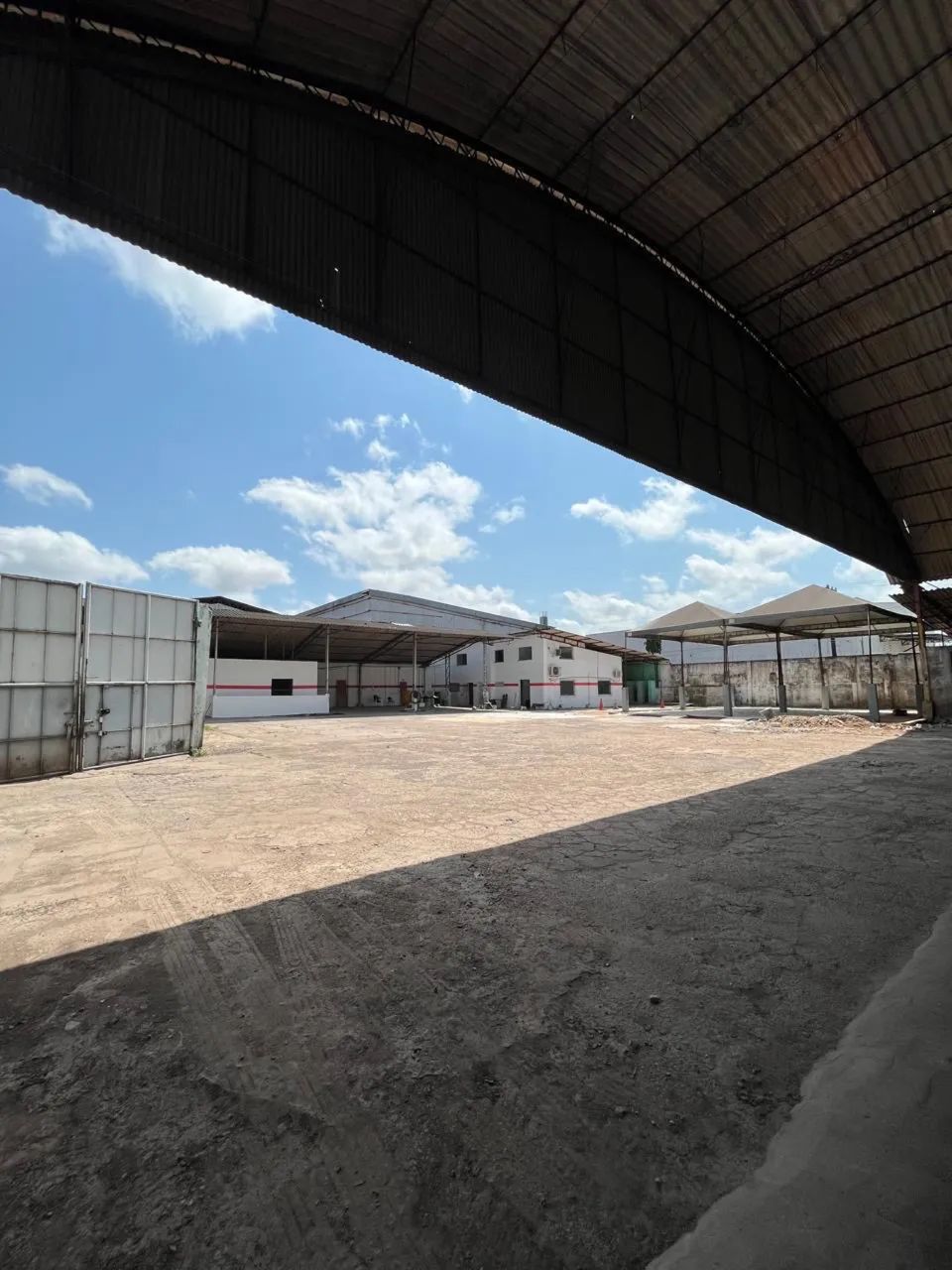ALUGO Galpão Comercial 3.500m2 com Prédio Administrativo 