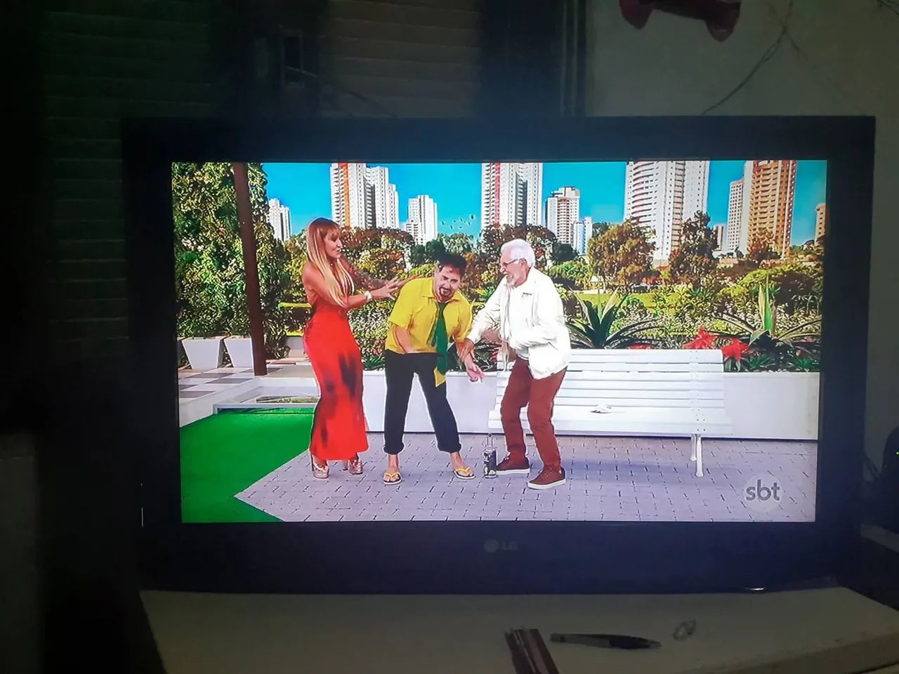 Vendo tv funcionando perfeitamente 32 polegadas LCD  se vinher retira faço 250 no Olinda  - Foto 3