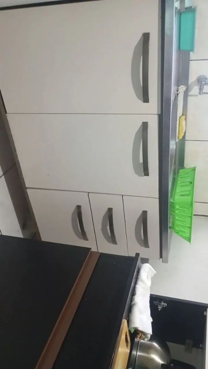 Vendo um sofá, armário de cozinha e uma pia