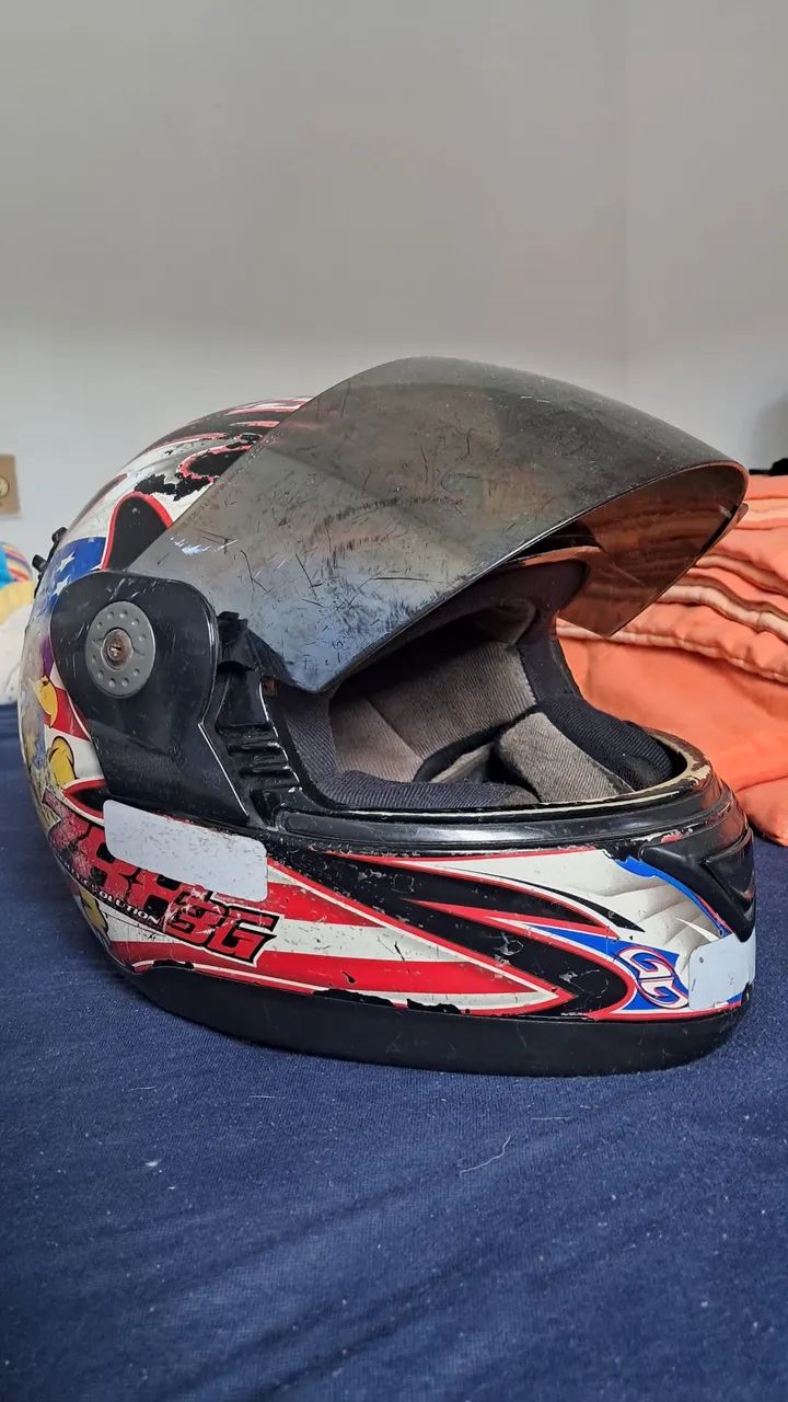 Capacete de moto espelhado