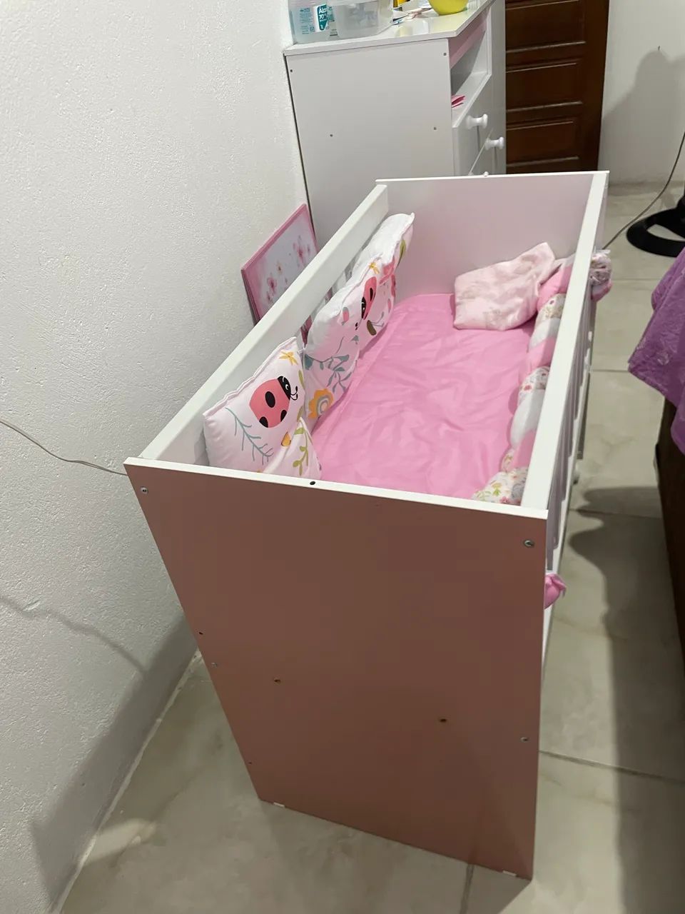 Vendo mini berço feminino branco com rosa com colchão - Foto 3