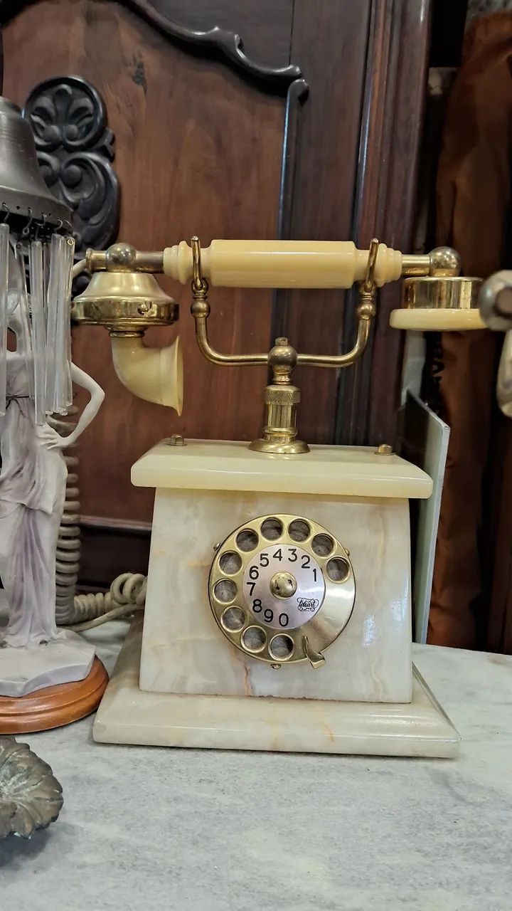 telefone vintage da marca Teleart, caracterizado pela base em mármore ou ônix  - Foto 4