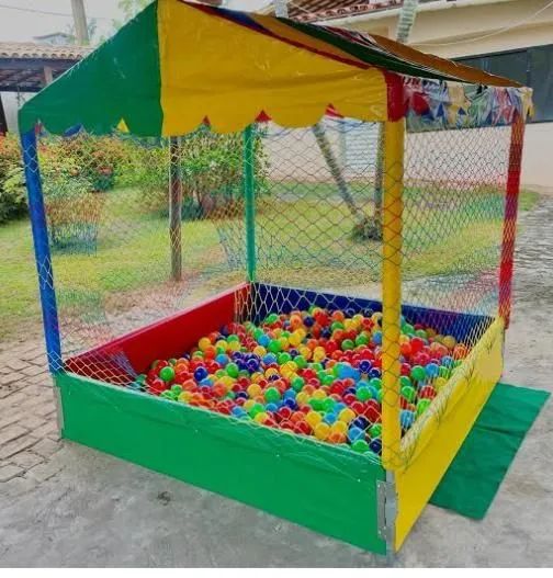 Vendo 2 camas elástica com rede de proteção e escada e uma piscina de bolinhas  - Foto 2