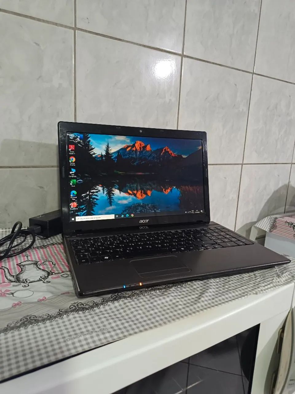 Notebook Acer i3 com 6gb memória, ssd, teclado ok, carregador.