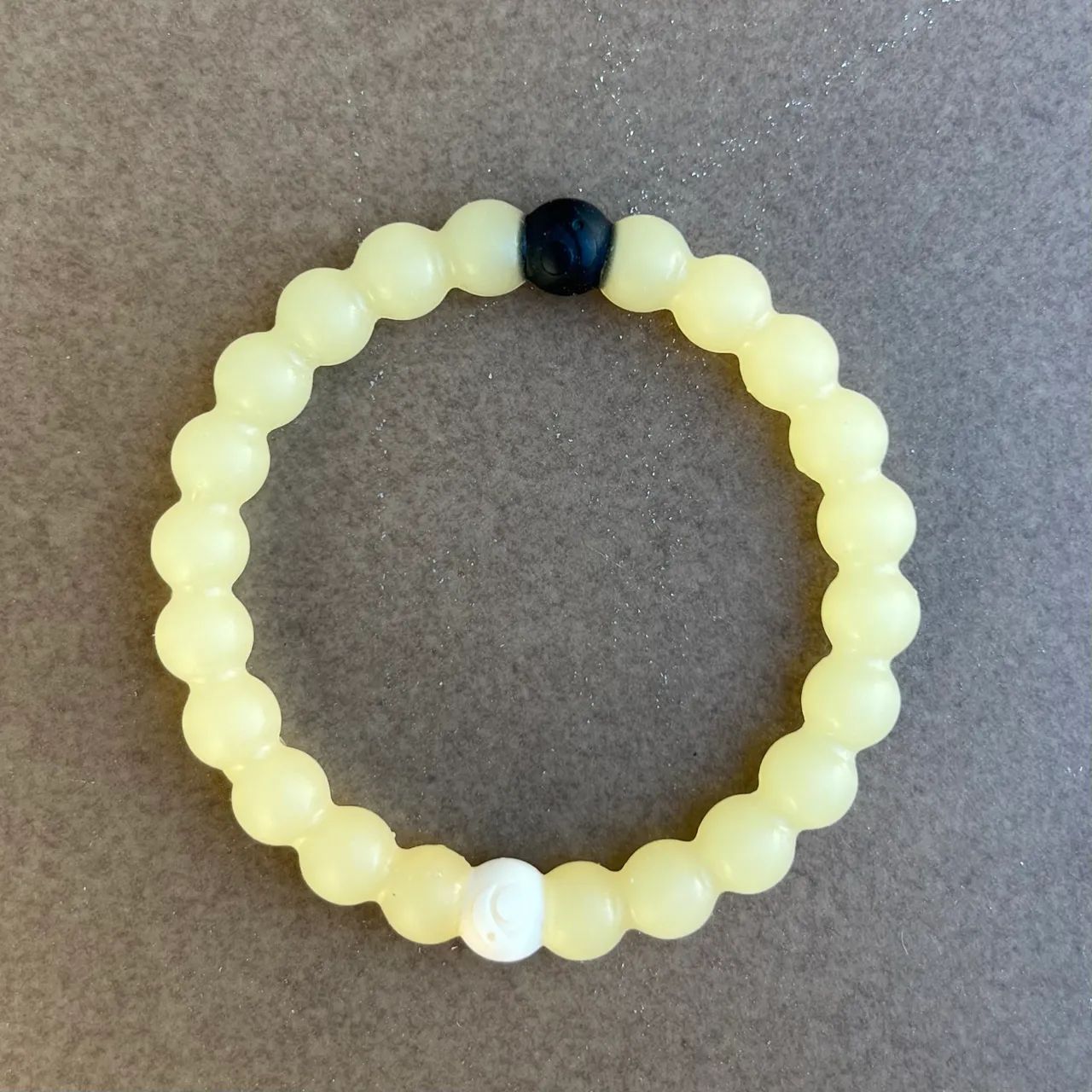 Pulseira Lokai brilha no escuro
