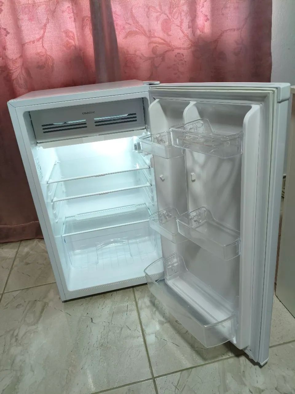 Frigobar Eletrolux 122litros seminovo com luz interna. - Foto 5