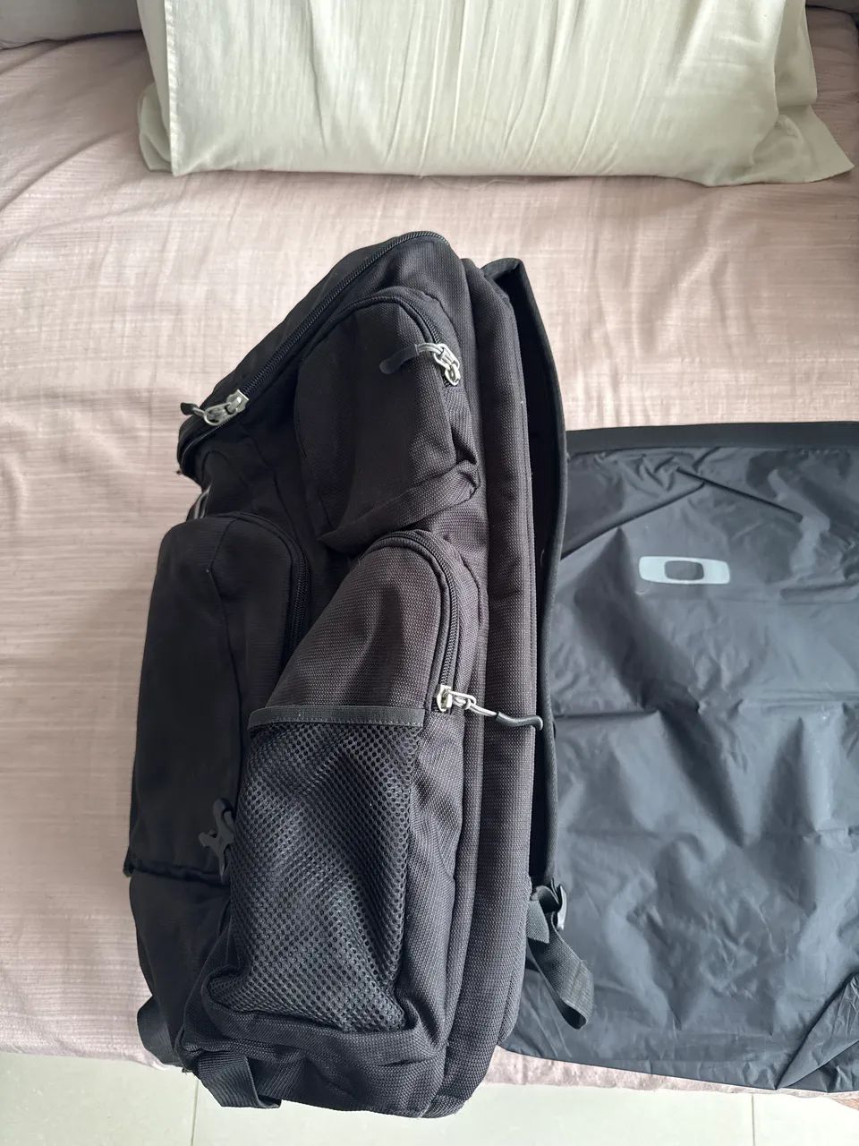 Mochila oakley preta resistente com diversos espaços e bolsos - Foto 4