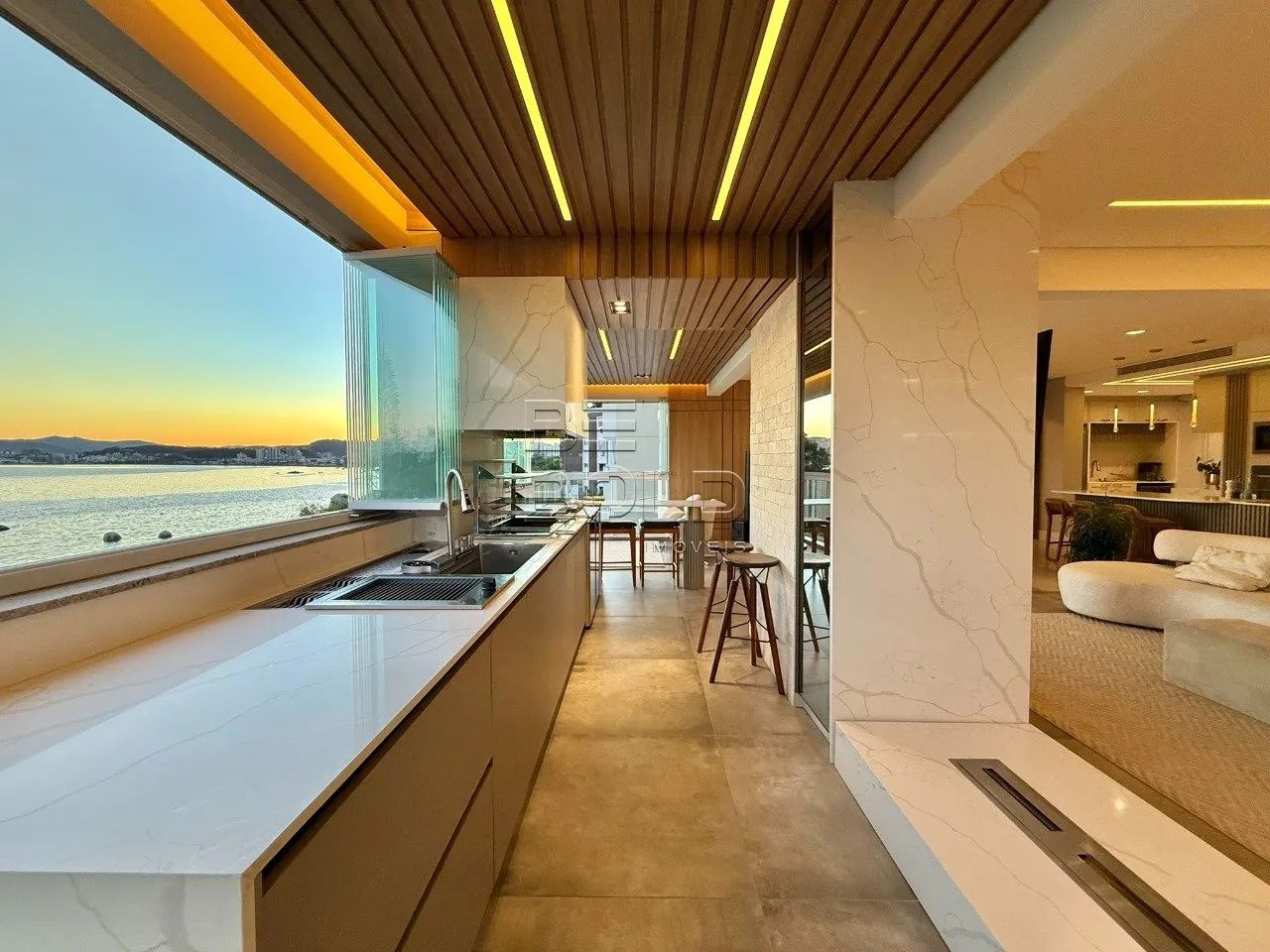 Apartamento frente mar com 5 dormitórios no Abraão