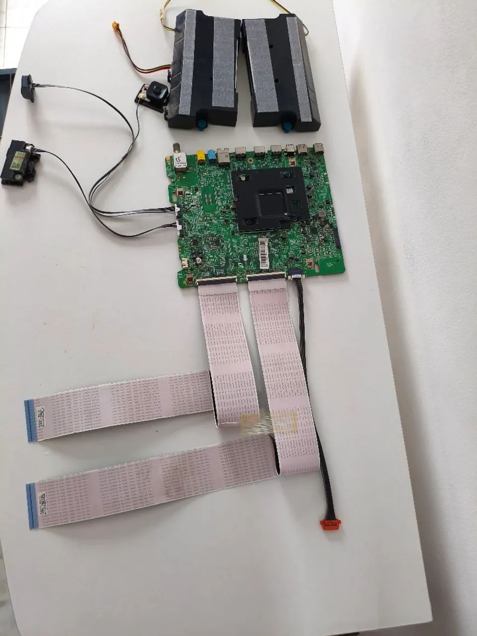 Placa principal Samsung tv 49 polegadas un49um6100g junto com outros componentes.