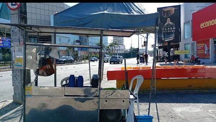 Carrinho de lanche com a barraca 