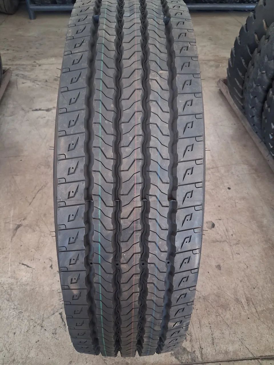 Pneus 275/80R22.5 novos - Foto 3