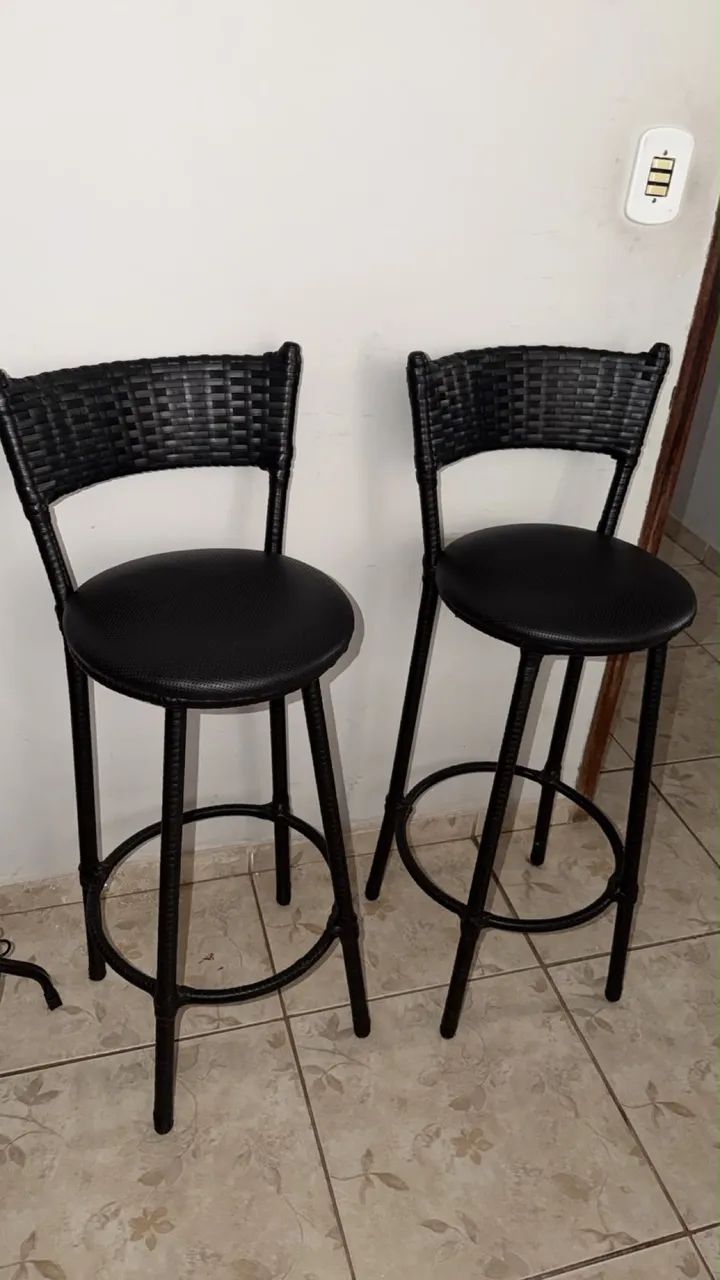 Banqueta Alta Preta com Encosto - R$ 100 Cada