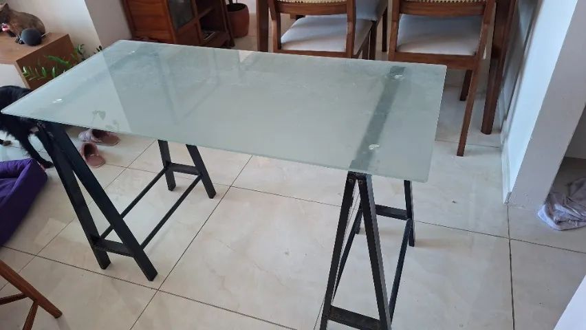 Mesa escrivaninha de vidro e cavaletes de metal - Foto 2