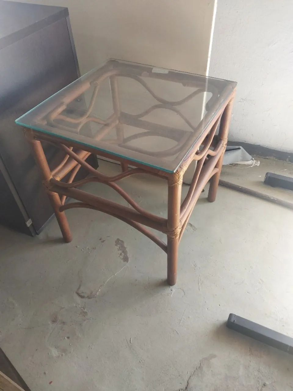 MESA DE CENTRO 80X50 SEM VIDRO E MESA LATERAL 50X50 COM VIDRO EM JUNGO BAMBU SEM USO - Foto 2