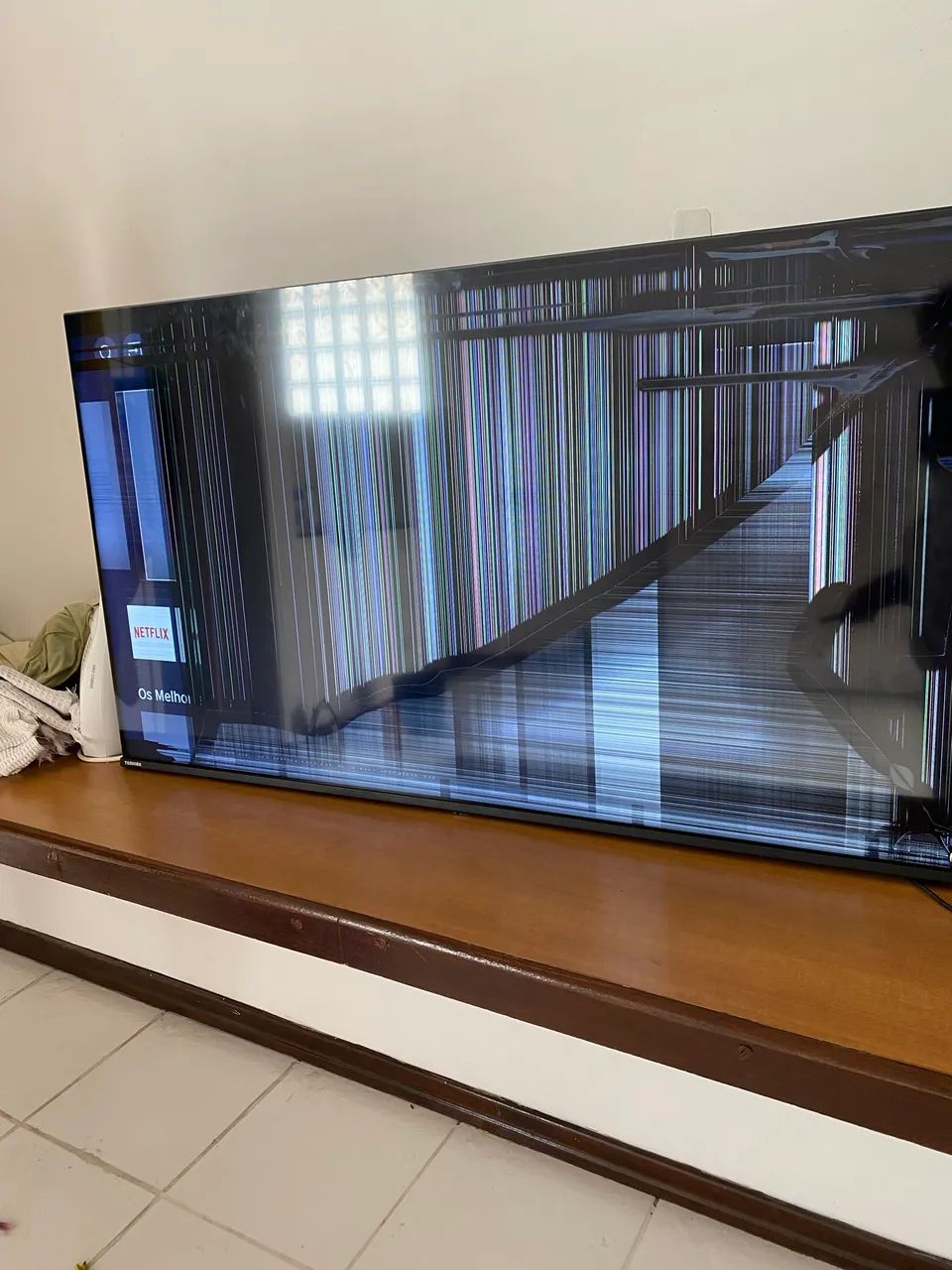 Vende se TV 60 polegadas Toshiba QLD 4K com controle e cabo original- com defeito  - Foto 4