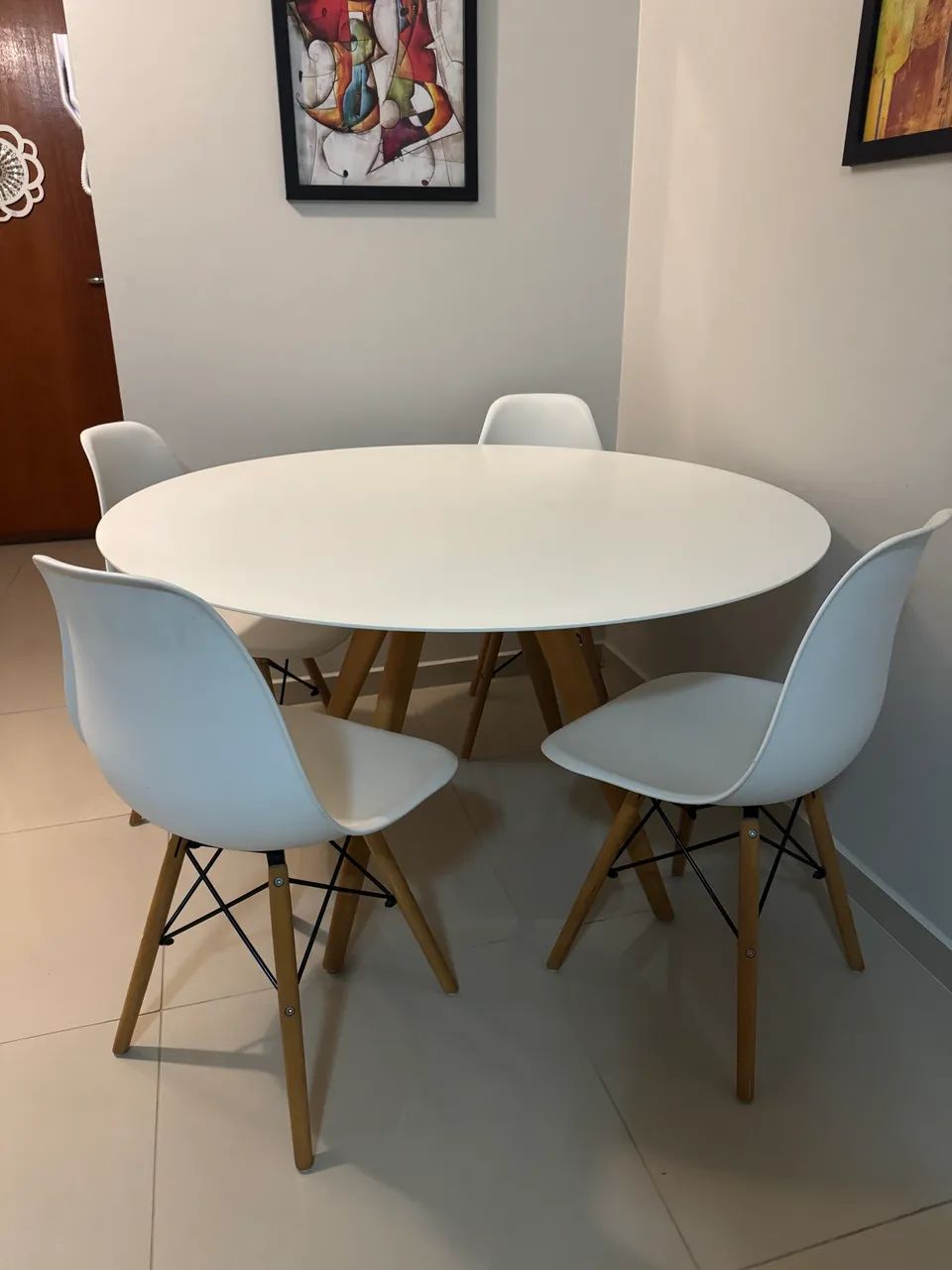 Mesa redonda com 4 cadeiras 