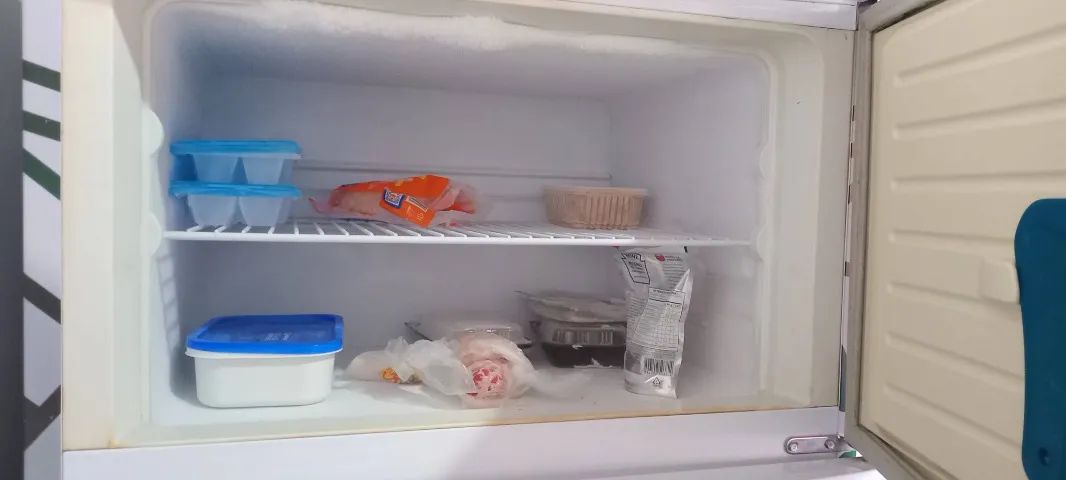 Geladeira, fogão e criado mudo  - Foto 2