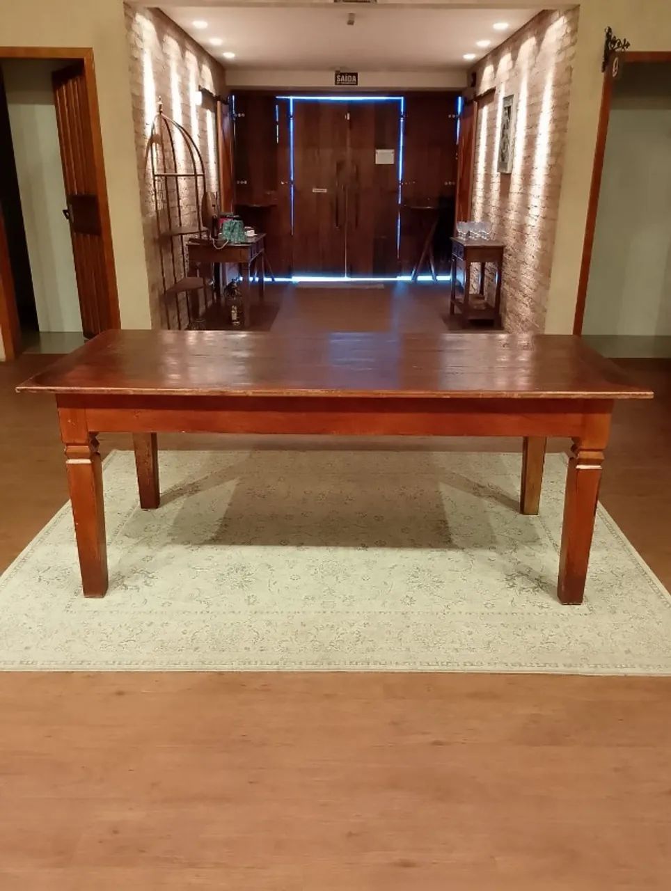 Mesa de jantar rústica de madeira maciça