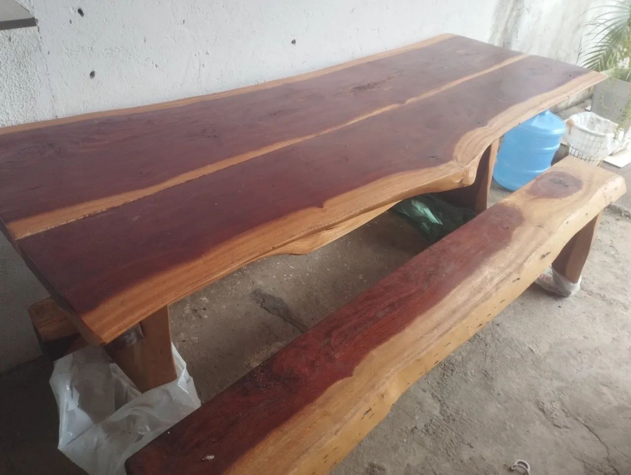 Vendo mesa de madeira maciça com um ou dois bancos - Foto 2