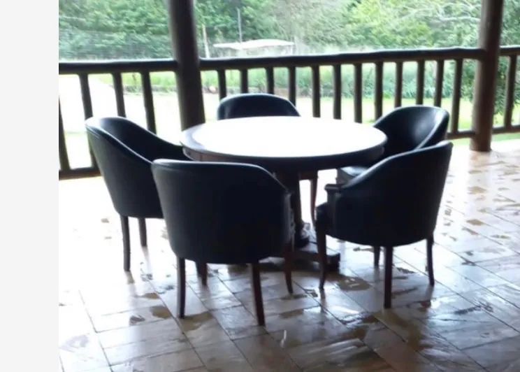 Conjunto de mesa e cadeiras de madeira e couro para jogos 