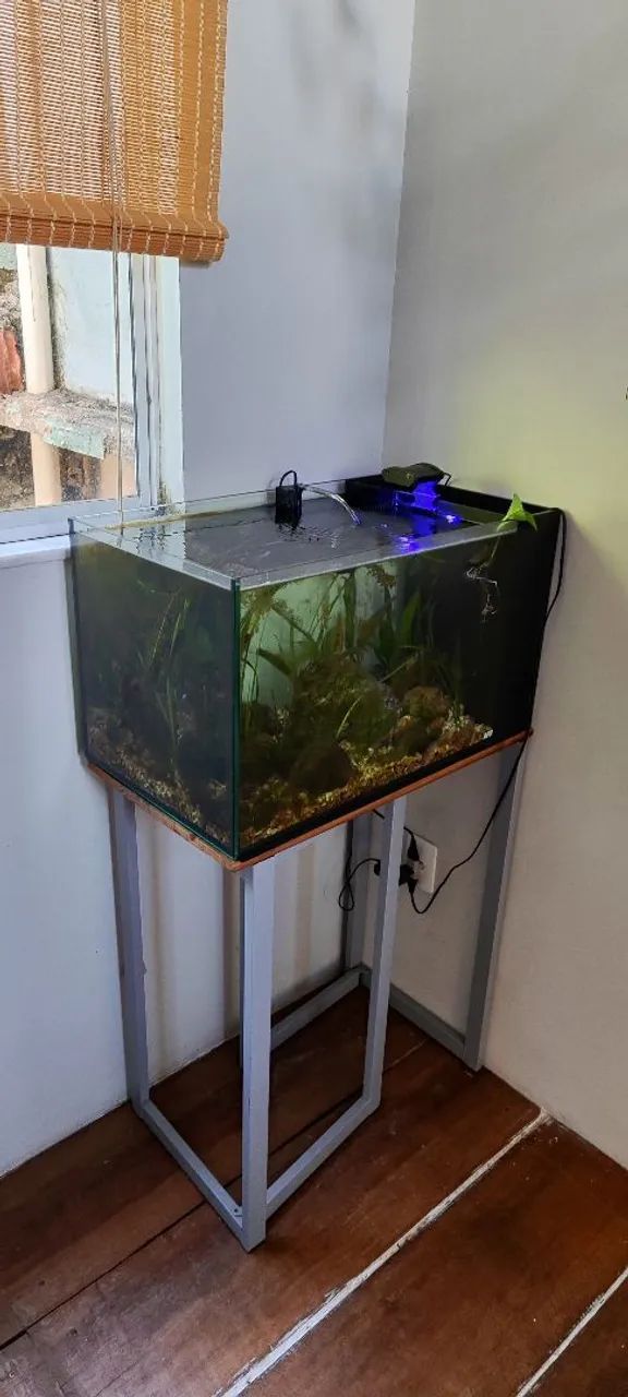 Vendo Aquário completo, 100 litros, com sump lateral, bomba, mídia, iluminação, rocha - Foto 2