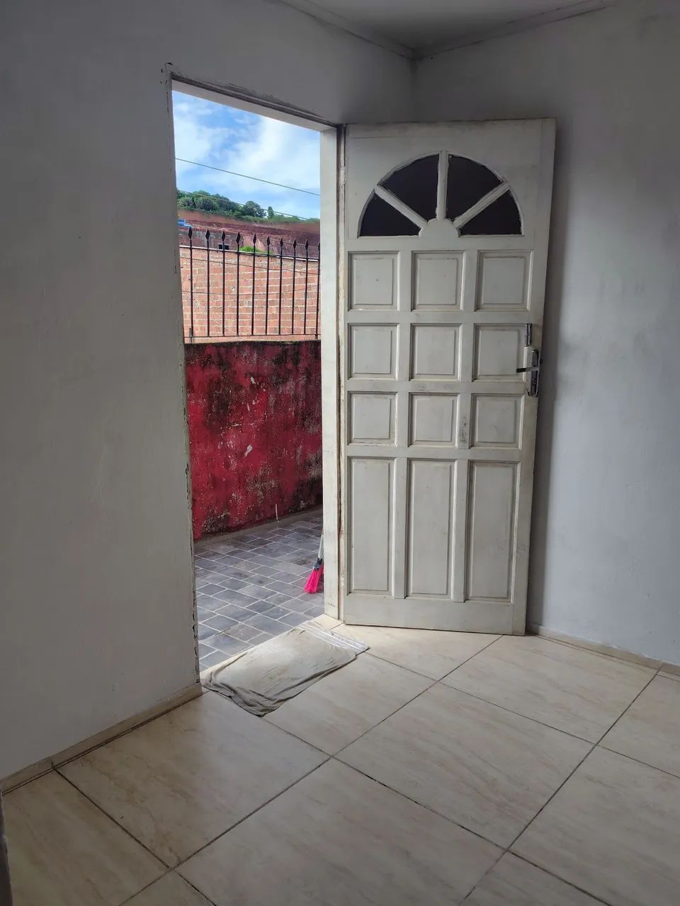 Alugo uma casa