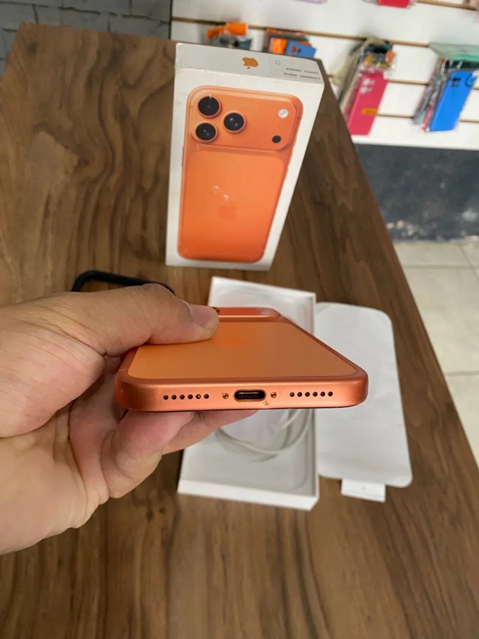 17 pro max -256 Gigas cosmic Orange  - Foto 5