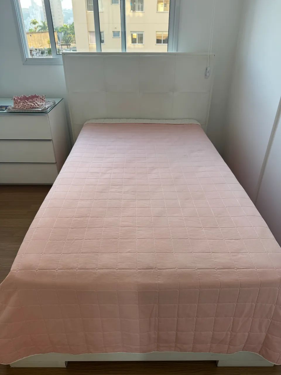 Cama em madeira com cabeceira de couro