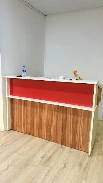 Vendo Balcão de recepção. 