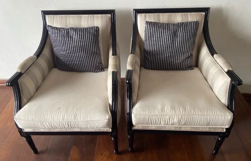 Par de Poltronas Clássicas 