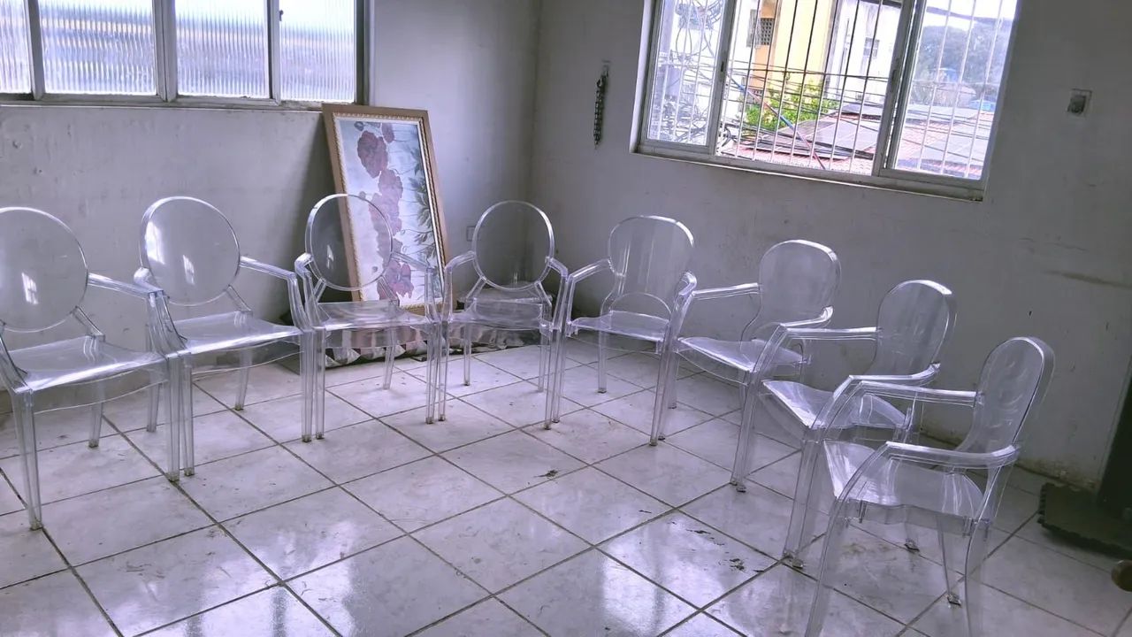 Cadeiras de policarbonato ,200 reais a unidade 