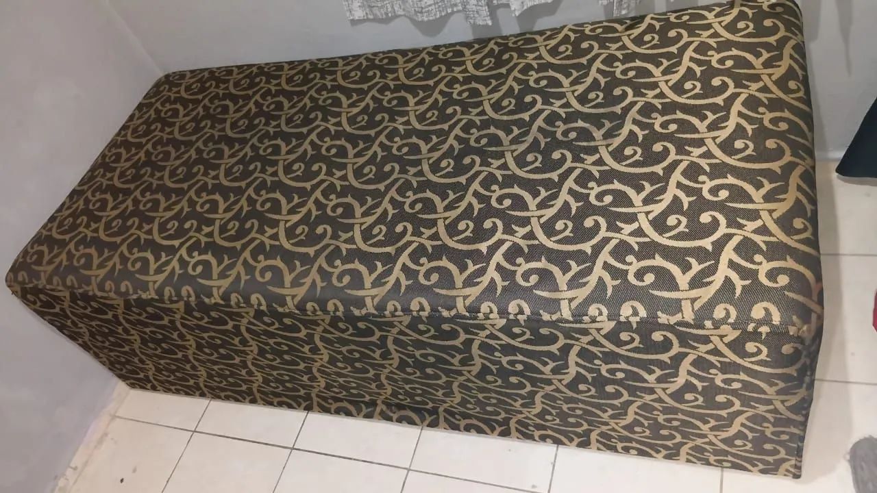 Vendo cama box de solteiro.wm perfeito estado de mola 