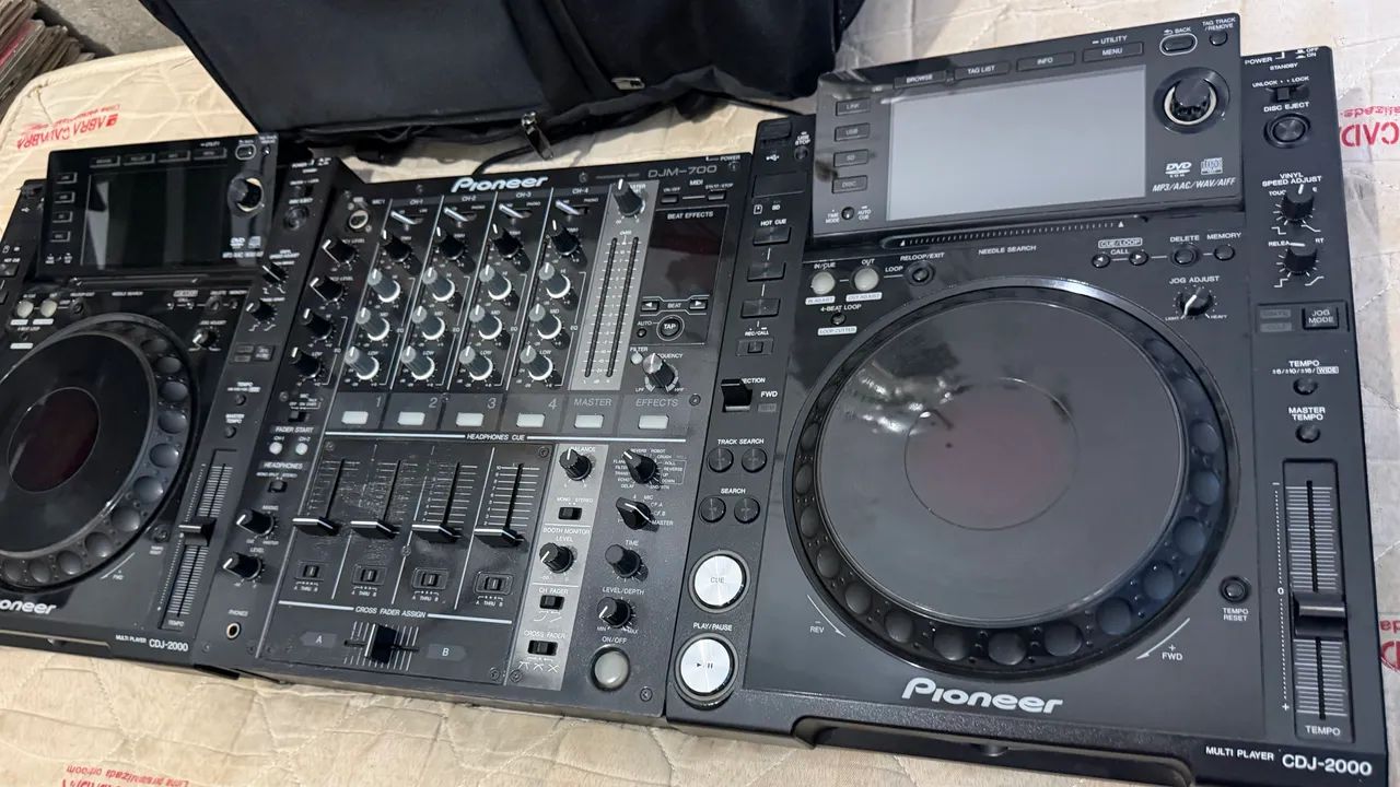 Vendo par de cdjs 2000 pionner e mixer Djm 700 ou troco por Moto XRE 300