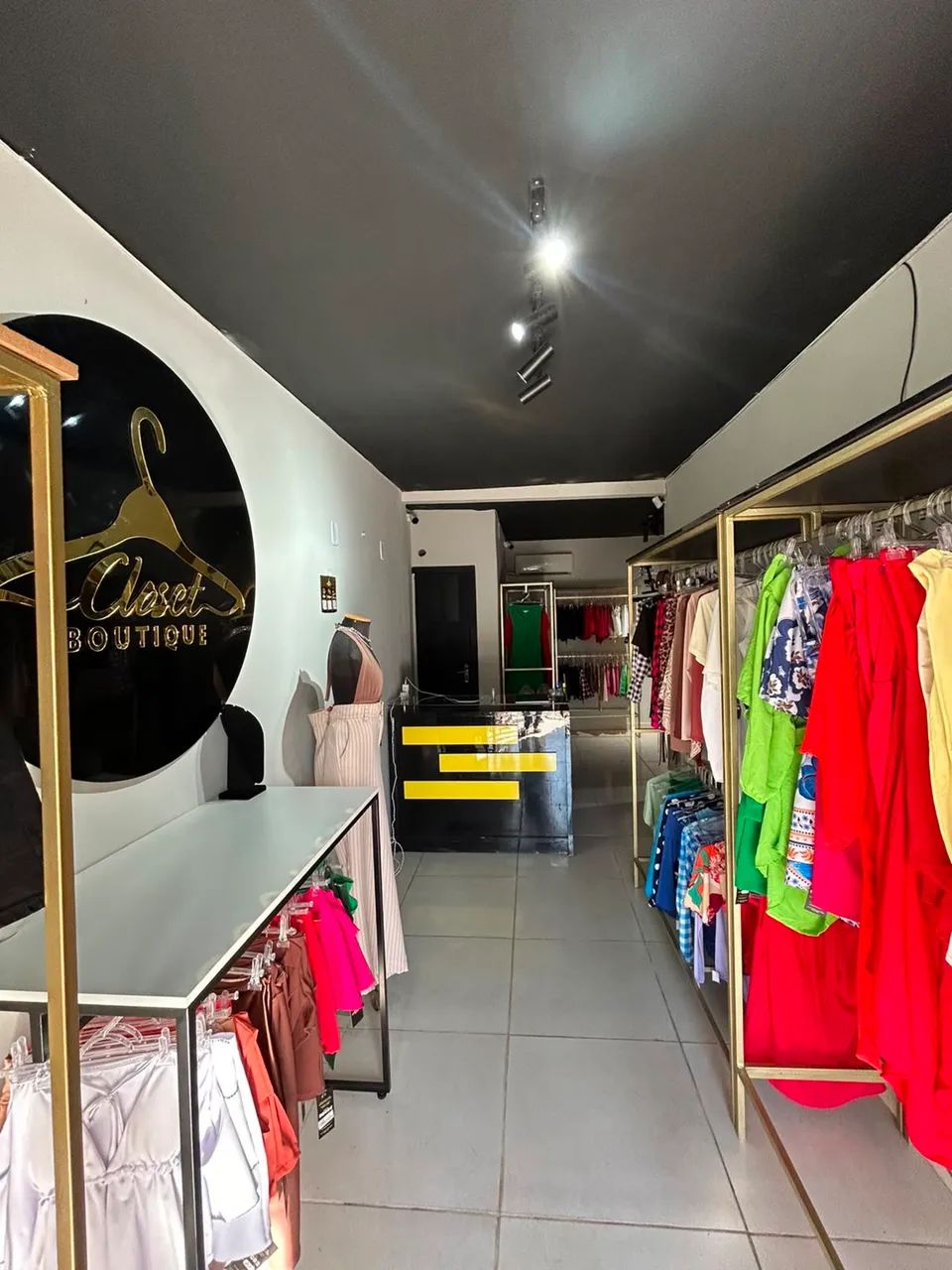 REPASSE DE LOJA DE ROUPAS FEMININAS - ESTOQUE + MÓVEIS + EQUIPAMENTOS - Foto 2
