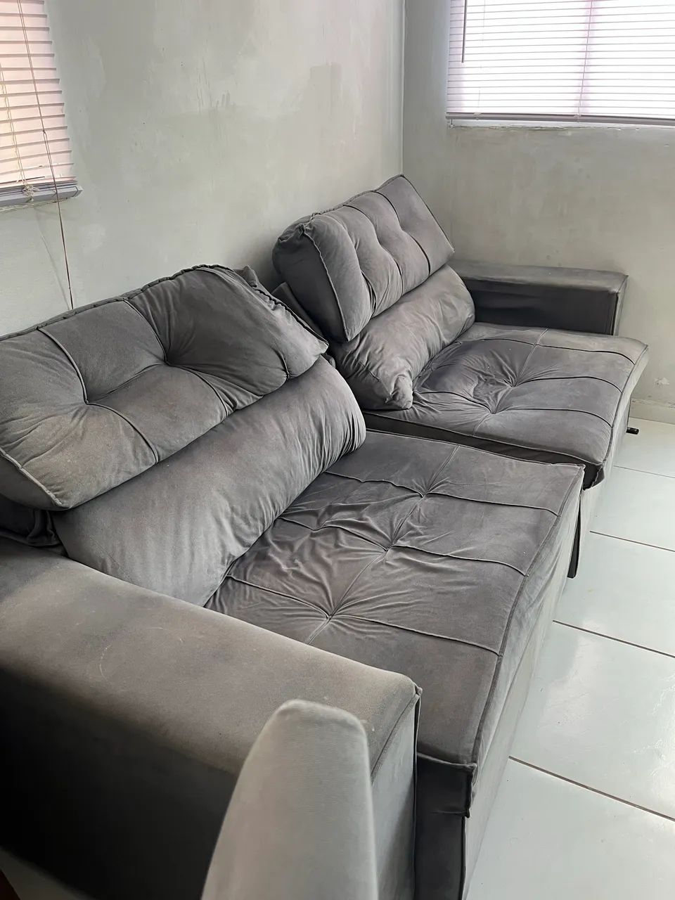 Sofá retrátil 2,20m em veludo: espaço, conforto. - Foto 4