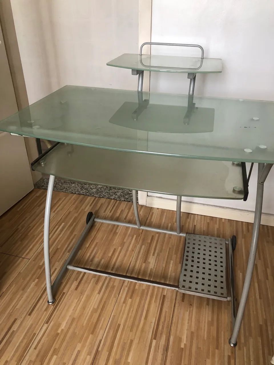 Mesa de Computador em Vidro Temperado e Metal 