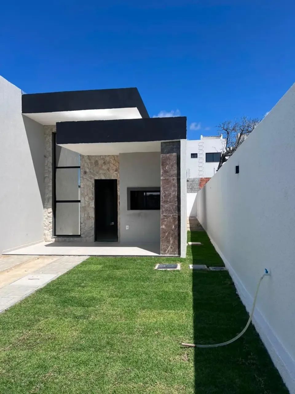 Casa Plana Moderna a 150m da CE-010 | Design Imponente e Excelente Quintal - Foto 3
