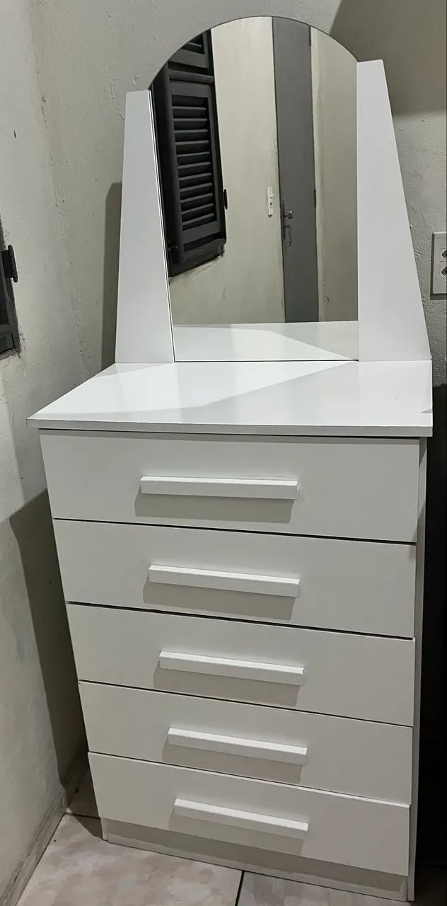 Vendo cômoda com espelho , 5 gavetas 